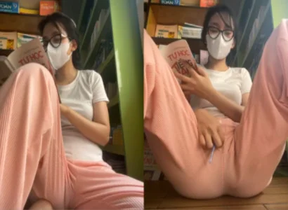 Thiếu nữ vừa cầm sách vừa đưa sextoy vào lồn