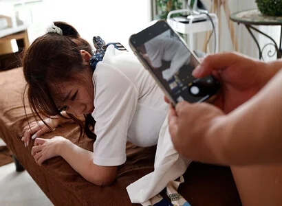 Em nhân viên ở tiệm triệt lông bèn đè ra địt