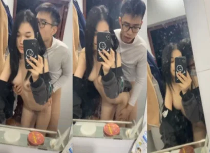 Cặp sinh viên trẻ đang ân ái với nhau trước gương