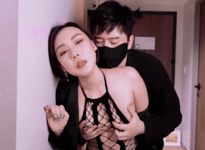 Ả vợ bán thân cho sếp để trả nợ thay chồng