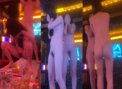 Mỹ nhân phô diễn điệu múa thoát y nóng bỏng chốn karaoke